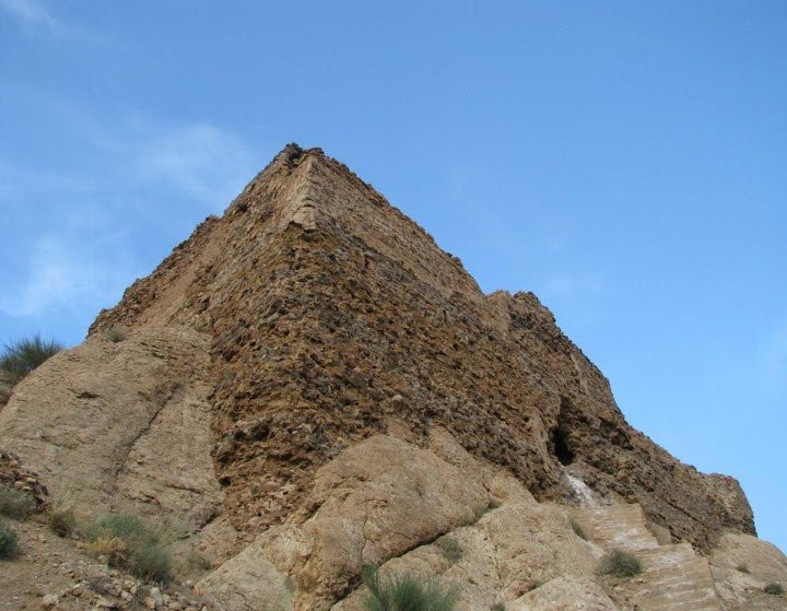 Qez Qaleh, Abadeh, Iran